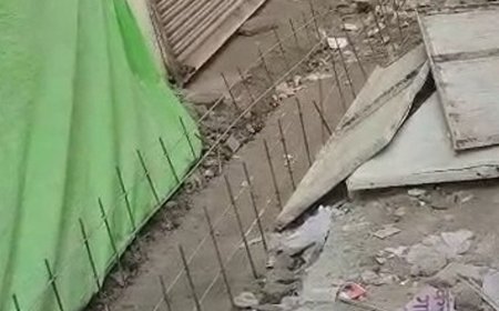 शुक्लागंज के पोनी रोड पर अतिक्रमण हटाए:जेसीबी से ढहाए गए निर्माण, व्यापारियों ने विरोध कर कारोबार चौपट होने की आशंका जताई