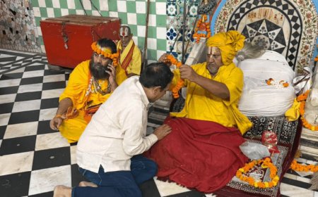 अयोध्या की रामलीला के निदेशक सुभाष मलिक अयोध्या पहुंचे:हनुमानगढ़ी दर्शन कर लिया आशीर्वाद,रामलीला आरंभ से पहले की धार्मिक रस्म