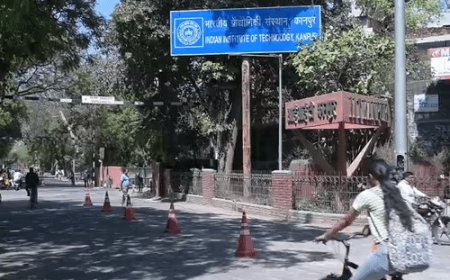 एयर प्रेशर व पंख संभालते हैं बैडमिंटन शटल की उड़ान:कानपुर IIT का शटल पर रिसर्च, नायलॉन का शटल ज्यादा आकार बदलता है