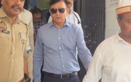 हमीरपुर जिला अस्पताल में कमिश्नर का निरीक्षण:मरीजों को बाहर की दवाएं लिखने पर जताई नाराजगी, बेवजह रेफर न करने के निर्देश