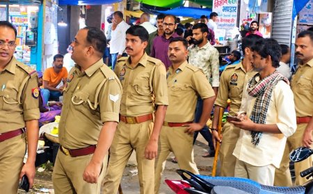 सिकंदरपुर में दुर्गा पूजा मेला:श्रद्धालुओं की भीड़ को देखते हुए पुलिसकर्मी सुरक्षा व्यवस्था में जुटे
