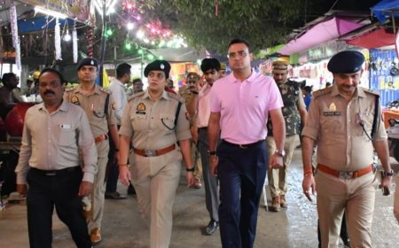 त्योहारों की सुरक्षा परखने रात में सड़कों पर उतरे डीएम-एसएसपी:उझानी में की पैदल गश्त, अफवाह फैलाने वालों पर कार्रवाई के निर्देश