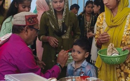 बरेली के मंदिरों में दर्शन के लिए लगी भीड़:कालीबाड़ी और साहूकारा मंदिर में लोगों ने किया कन्या पूजन, जय माता दी के जयकारे लगाए