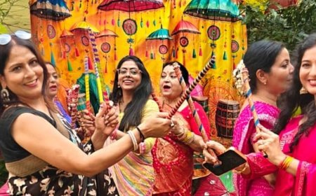 लखनऊ के एपी सेन कॉलेज में नवरात्रि पर भजन-डांडिया:छात्राओं ने भजनों की प्रस्तुति दी, पारंपरिक परिधानों में किया डांडिया