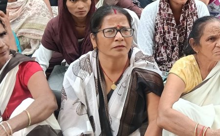 सम्भल में आशा संगिनियों ने सरकार के खिलाफ लगाए नारे:'एक कचौड़ी, दो समोसा, मोदी तेरा किया भरोसा' के नारे से गूंजा सीएचसी, 6 मांगों को लेकर धरना