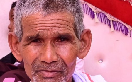 लोहे की सीढ़ी चढ़ते समय करंट से माली की मौत:बचाने दौड़े दुकान मालिक और बेटे को भी लगा झटका