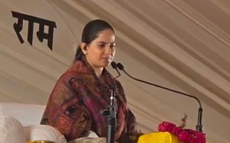 खराब मौसम में भी कथा सुनने पहुंचे श्रद्धालु:बलिया में जया किशोरी ने सुनाई भक्त प्रह्लाद की कथा, भजनों पर झूमे लोग