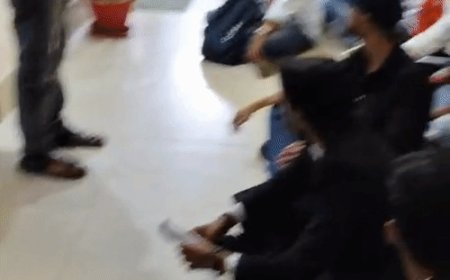 CMP कॉलेज की समस्याओं को लेकर ABVP विरोध प्रदर्शन:सौंपा 8 सूत्रीय ज्ञापन, 21 दिन का अल्टीमेटम, मांगें पूरी नहीं होने पर आंदोलन की चेतावनी