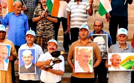 गांधी-शास्त्री जयंती पर गंगा तट पर सफाई:गंगा आरती के बाद घाट पर चलाया सफाई अभियान, स्वच्छता का दिया संदेश
