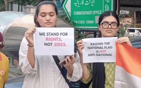 सीजेपी नेताओं की गिरफ्तारी के विरोध की आंच मेरठ पहुंची:कमिश्नरी पर तिरंगा लेकर छात्रों का पीसफुल प्रोटेक्शन, बोले- तिरंगा लहराना हमारा संवैधानिक अधिकार