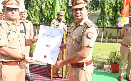 सहारनपुर पुलिस ने गांधी-शास्त्री जयंती पर फहराया तिरंगा:SSP ने ली एकता-अखंडता की शपथ, पुलिसकर्मियों को बांटी मिठाई