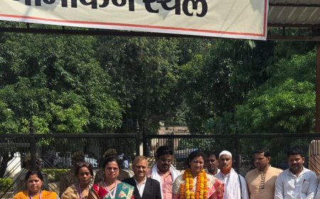 शिक्षक-MLC चुनाव में पहली महिला प्रत्याशी ने भरा पर्चा:वाराणसी में ऋतिका दुबे ने खोला खाता,स्नातक में आशुतोष का नामांकन