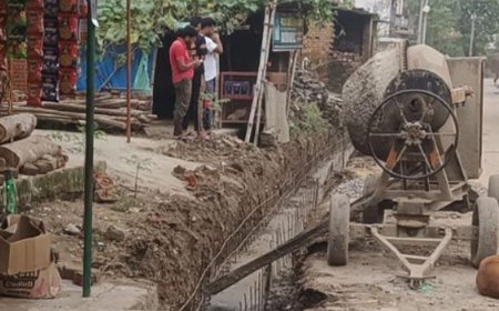रामपुर बुजुर्ग में नाली निर्माण में घटिया सामग्री का आरोप:मानकों की अनदेखी और पानी निकासी की व्यवस्था नहीं होने से ग्रामीण नाराज