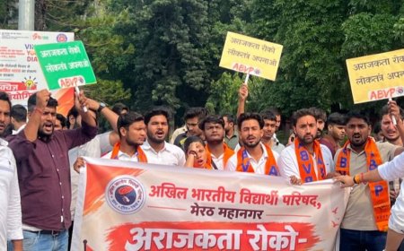 मेरठ में सीसीएसयू गेट पर एबीवीपी ने किया प्रदर्शन:लगाया ‘अराजकता रोको-लोकतंत्र अपनाओ’ का नारा