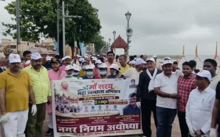 दीपोत्सव से पहले अयोध्या हुई एकजुट:सरयू घाटों पर चला विशेष अभियान, संतों से लेकर डॉक्टर और अधिवक्ताओं तक ने किया श्रमदान