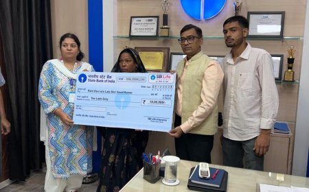 कर्मचारी के परिवार को आर्थिक सहयता:क्षेत्र प्रबंधक ने मृतक की पत्नी को दिया 10 दिया चेक