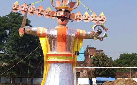 कानपुर में 55 फीट ऊंचे रावण का रिमोट से दहन:74वें दशहरा महोत्सव में कुंभकरण-मेघनाथ के पुतले भी जलेंगे, 700 बम और घूमता चक्र खास