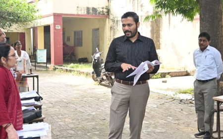 बुलंदशहर में मतदाता सूची में नाम जोड़ने को विशेष अभियान:छूटे नाम जोड़ने के लिए मतदान केंद्रों पर कैंप लगाए जा रहे
