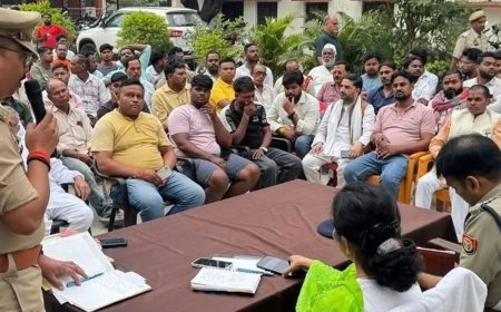 मऊ में शांति समिति की बैठक:डीजे की आवाज, मूर्तियों की ऊंचाई तय मानकों में रखने के निर्देश