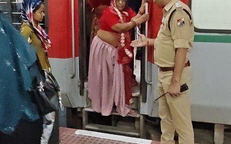 PET परीक्षा छूटते ही प्रयागराज जंक्शन पर बढ़ी भीड़:RPF ने संभाला मोर्चा, कानपुर-बलिया स्पेशल ट्रेन में परीक्षार्थियों को बारी-बारी चढ़ाया