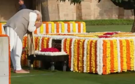 PM मोदी ने बापू को राजघाट पहुंचकर दी श्रद्धाजंलि, लाल बहादुर शास्त्री को भी किया याद