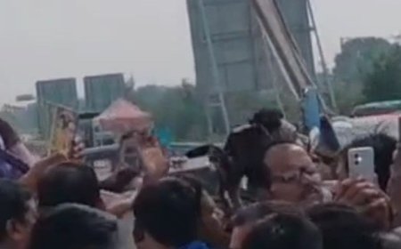 कन्नौज के जेवा टोल प्लाजा पर चंद्रशेखर आजाद का स्वागत:एटा जाते समय 5 मिनट रुका काफिला, कार्यकर्ताओं ने डॉ. अंबेडकर और कांशीराम की तस्वीरें भेंट कीं