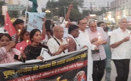 प्रयागराज में ज्ञानेश-कुमार के इस्तीफे को लेकर निकाला मशाल जुलूस:नागरिक समाज ने किया प्रदर्शन, एसआईआर रद्द करने और चुनाव प्रक्रिया में बदलाव वापस लेने की उठाई मांग