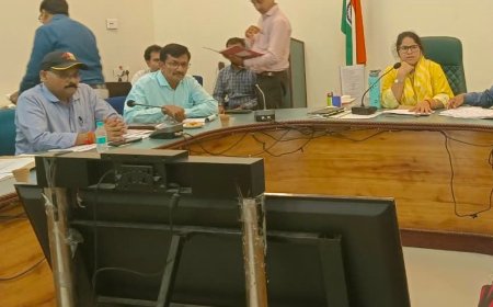 गोंडा में IG​​RS शिकायतों के निस्तारण में लापरवाही:डीएम ने बीएसए को नोटिस, सचिव को निलंबित करने के दिए निर्देश