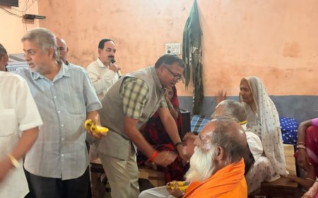 विधायक ने वृद्धाश्रम में एलईडी टीवी की घोषणा की:एग्जास्ट फैन भी लगेगा, फल बांटे; दिवंगत बुजुर्ग को दी श्रद्धांजलि