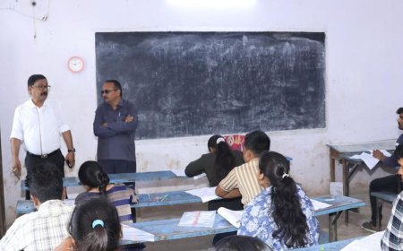 बरेली में जिलाधिकारी ने PET परीक्षा केंद्रों का निरीक्षण किया:निष्पक्ष और पारदर्शी परीक्षा के लिए अधिकारियों को दिए जरूरी निर्देश