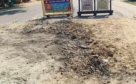9 करोड़ की जेल रोड 2 महीने में उखड़ी:रायबरेली में जिला कारागार के पास फिर बना गड्ढा, यातायात पर असर