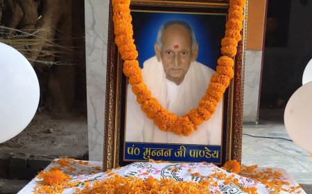 स्वतंत्रता सेनानी मुन्ननजी पांडेय की 115वीं जयंती मनाई गई:चंदौली में ग्रामीणों ने फूल चढ़ाकर स्वतंत्रता संग्राम में उनके योगदान को याद किया