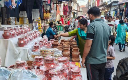 शामली के बाजारों में महिलाओं की उमड़ी भीड़:करवाचौथ की हो रही खरीदारी, 25 हजार तक की बिक रहीं साड़ियां