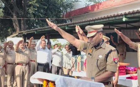 अमरोहा में गांधी-शास्त्री जयंती पर डीएम-एसपी ने दी श्रद्धांजलि:कलेक्ट्रेट समेत कई कार्यालयों में कार्यक्रम, छात्राओं ने भजन भी गाए