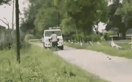 बुलंदशहर में बेटे ने पिता को सड़क पर घसीटा, VIDEO:गाड़ी में डालकर पीटा, पुलिस जांच में जुटी
