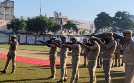 गोरखपुर पुलिस लाइन में दंगा नियंत्रण का मॉक ड्रिल:पुलिसकर्मियों ने सीखी भीड़ संभालने की तकनीक, हथियार चलाने का हुआ अभ्यास