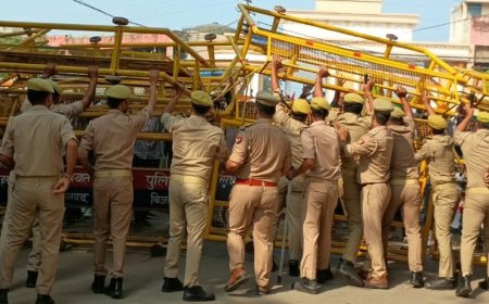 बिजनौर में किसान बैरिकेड तोड़ गन्ना समिति में घुसे:पुलिस और किसानों के बीच हुई धक्का-मुक्की, गन्ना भुगतान और गुलदार समस्या पर किया प्रदर्शन