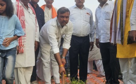ज्ञानपुर में 63 लाख की सड़क का भूमि पूजन:मौर्य बस्ती से पाल बस्ती तक 1200 मीटर लंबी सड़क बनेगी, ग्रामीणों को मिलेगी राहत