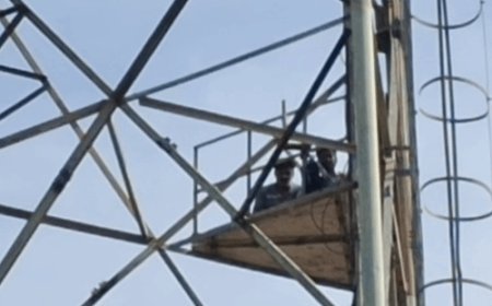 मंदिर कमेटी पर आरोप लगाकर दो युवक टावर पर चढ़े:बदायूं में 2 घंटे से नीचे नहीं उतर रहे, अधिकारी समझाने पहुंचे