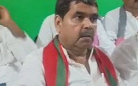 गोंडा में सपा जिला अध्यक्ष पर वसूली के आरोप:अखिलेश यादव से मुलाकात के नाम पर मांगे 25 हजार रुपए, जिला सचिव ने घेरा