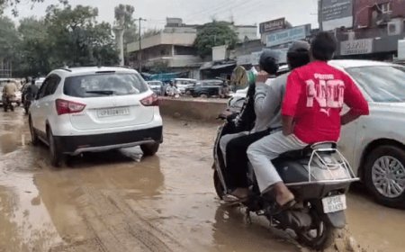 आगरा में सीएम ग्रिड योजना बनी आफत,प्रशासन बेखबर:खुदी सड़कों पर गड्ढे और कीचड़ से लोग परेशान, दिल्ली गेट और मारुति एस्टेट रोड पर जाम