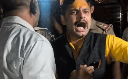 ग्वालटोली में 400 लोगों का धर्मांतरण कराने का आरोप, हंगामा:सड़क पर बैठे हिंदूवादी संगठन कार्यकर्ता, बोले- पुलिस ने धक्का-मुक्की की