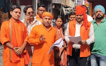 लखनऊ में दिव्या गोस्वामी प्रकरण में प्रदर्शन:महासभा कार्यकर्ताओं ने किया कूच, मुख्यमंत्री आवास जाते समय पुलिस ने रोका