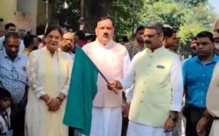 मुरादाबाद में सीएमओ कार्यालय से निकली संचारी रोग जागरूकता रैली:नगर विधायक और सीएमओ ने हरि झंडी दिखाकर किया रवाना