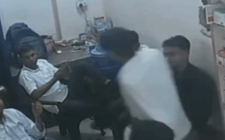 शामली में मेडिकल स्टोर संचालक और कर्मचारियों पर हमला:दवा लेने आए युवक ने साथियों संग डंडों से पीटा, CCTV