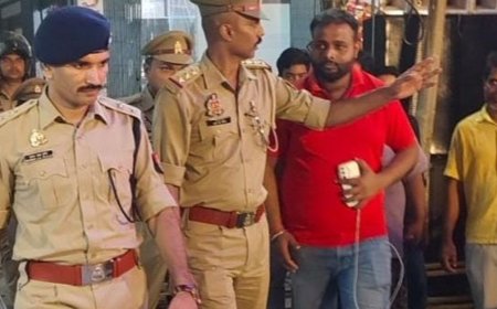 मुबारकपुर में पुलिस और पीएसी ने किया पैदल गश्त:व्यापारियों व दुर्गा पूजा पंडाल आयोजकों से किया संवाद, जिले के सेंसिटिव इलाकों में होती है गिनती