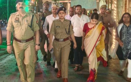नवरात्रि पर सुरक्षा का जायजा लेने सड़क पर उतरे डीएम-एसपी:नवरात्रि पर्व पर शांति व्यवस्था के लिए प्रमुख बाजारों में किया पैदल गश्त