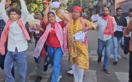 लखनऊ में सपाइयों का CEC के खिलाफ प्रदर्शन:चौराहे पर पाप का घड़ा फोड़ा , भाजपा का पिट्ठू होने का आरोप , पुलिस - प्रदर्शनकरियों में जमकर झड़प