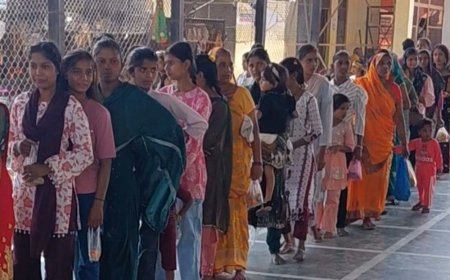 फर्रुखाबाद में नवमी पर मंदिरों में उमड़ी भक्तों की भीड़:गुरुगांव देवी मंदिर में 50 हजार से ज्यादा भक्तों ने किए दर्शन, ड्रोन से निगरानी