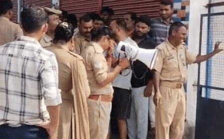बस्ती में मोबाइल टावर पर चढ़ी महिला:घंटों सबसे ऊपर बैठी, नीचे उतारने में जुटी पुलिस